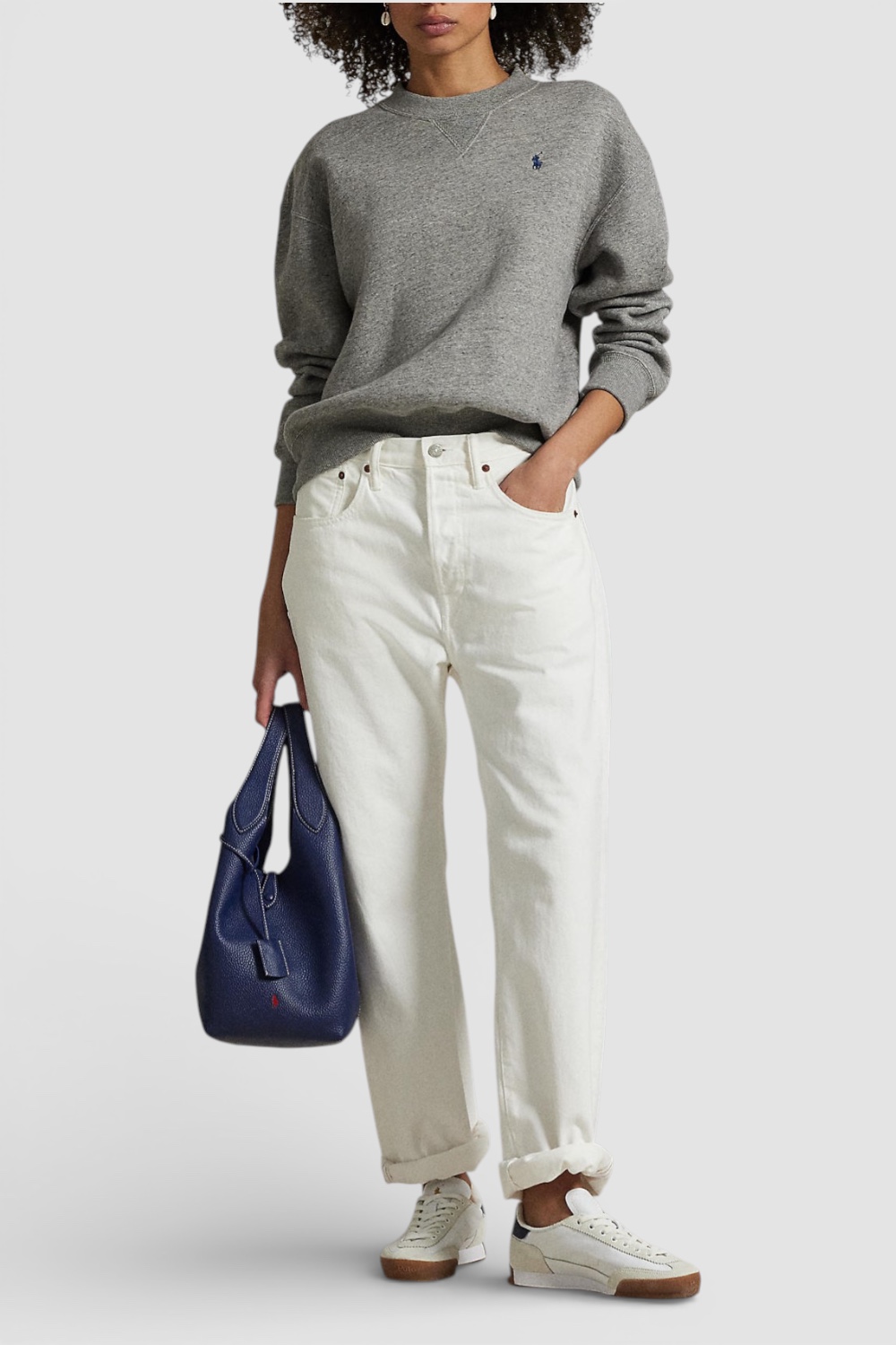 תמונת כל הלוק של סווטשירט